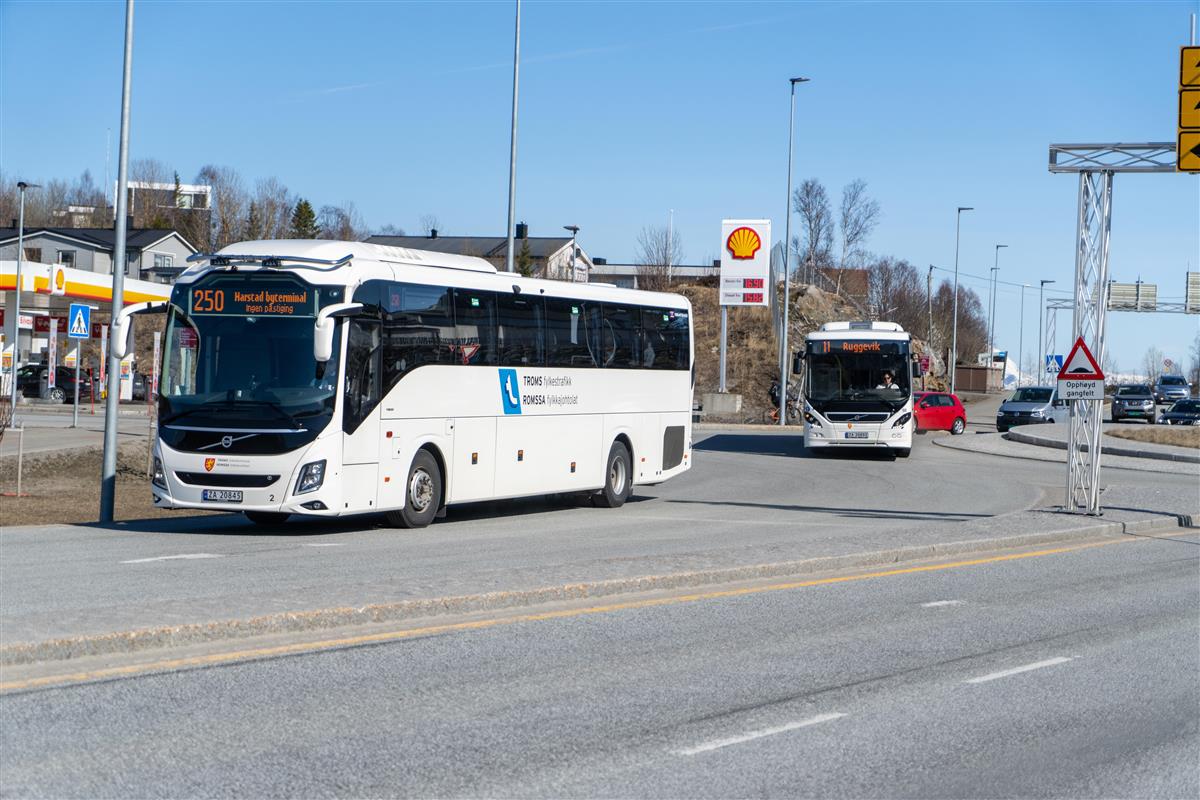 Buss i trafikken i Harstad. Foto. - Klikk for stort bilde