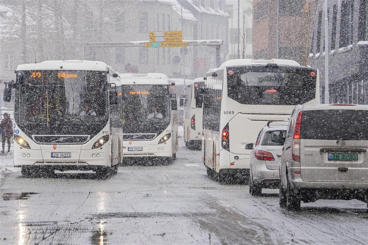 Flere busser i trafikkert gate med snøvær - Klikk for stort bilde