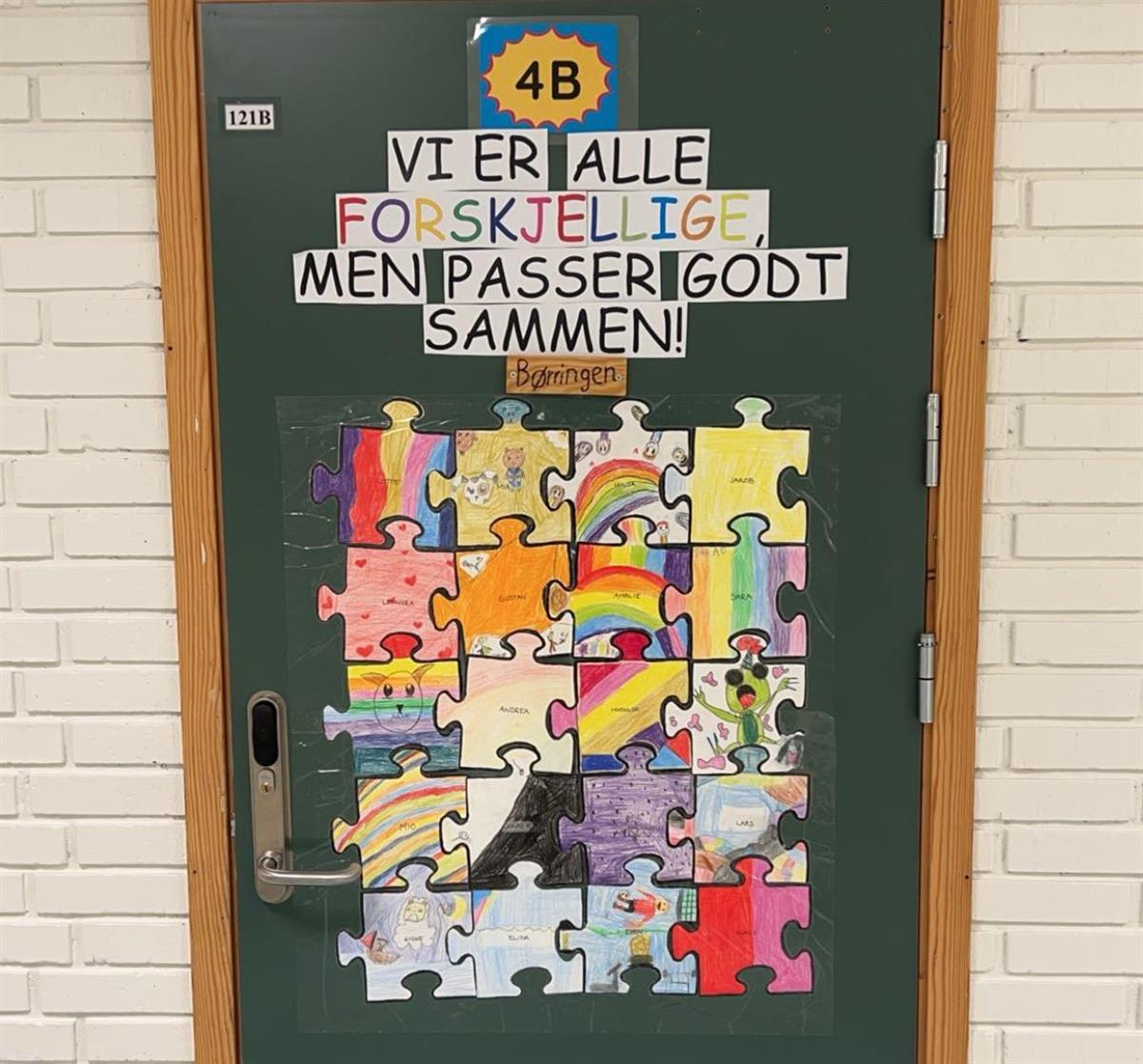 Fotografi av en dør på skolen der det står "Vi er alle forskjellige men passer godt sammen" også er det et puslespill med mange forskjellige farger. - Klikk for stort bilde